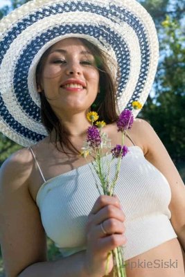 Сексуальная девушка позирует и играет с собой на просёлочной дороге