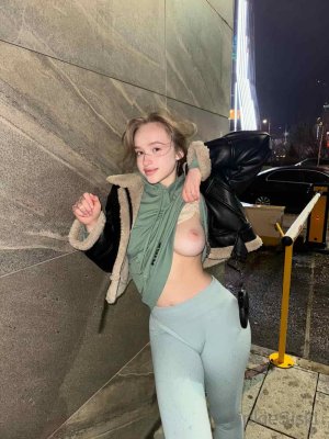 Студентка Mia Miku дразнит своими большими сиськами