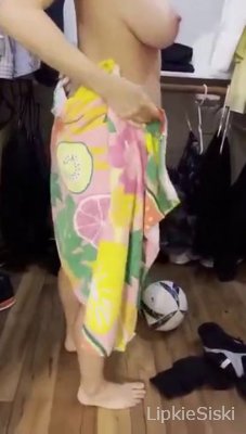 Жена после душа голая посреди комнаты светит голыми сиськами