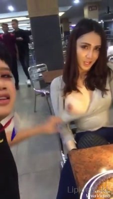 Девушка засветила грудь подруги в кафе